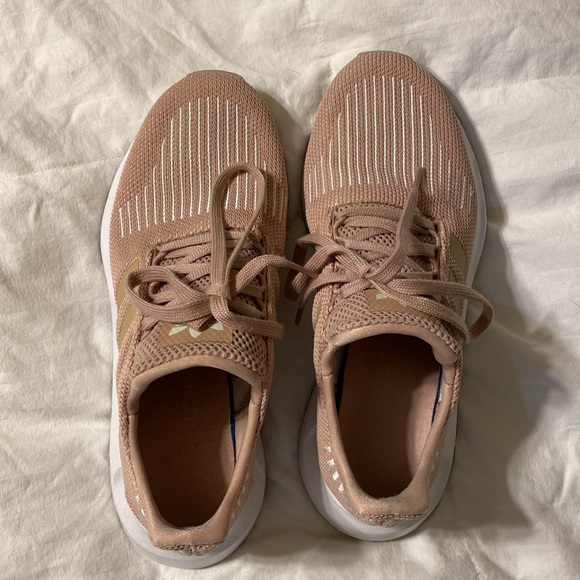 Adidas Swift Run in Ash Pearl - Picture 3 of 5